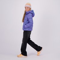 Puffasta ljubičasta jakna s kapuljačom, crne široke traperice i narančasto-bijele tenisice. Ima šareni pleteni šešir. Model hoda.