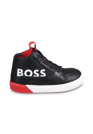 Baskets montantes noires avec une tige en cuir et textile, dotées d'accents rouges, d'un logo blanc sur le côté et d'une semelle en caoutchouc blanche.