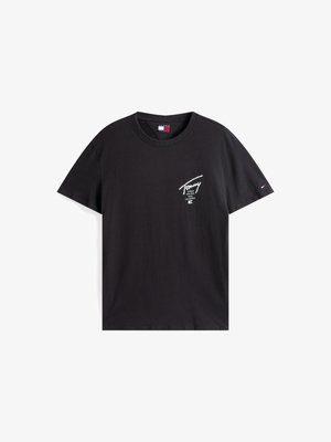 Čierne bavlnené tričko s okrúhlym výstrihom. Vyznačuje sa bielym logom na hornej ľavej strane hrude a malým akcentom vlajky na rukáve.