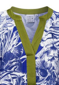 Blumenbluse mit blau-weißer Druckgestaltung und grünem Kragen. Der Stoff ist glatt mit einem V-Ausschnitt, akzentuiert durch ein detailliertes Blumenmuster.