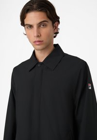 Fila APPAREL COMO REGULAR WATER REPELLENT CAR  - Cappotto corto - black