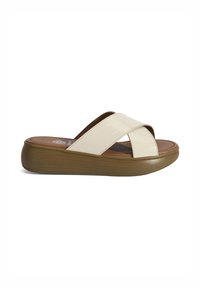 Crème-kleurige slide sandalen van glanzend materiaal, met een kruisband ontwerp, een gewatteerde bruine binnenzool en een gestructureerde bruine buitenzool.