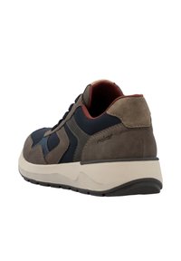 Baskets pour hommes en cuir suédé marron et maille bleu marine, avec une semelle rembourrée et des accents rouges sur le col.
