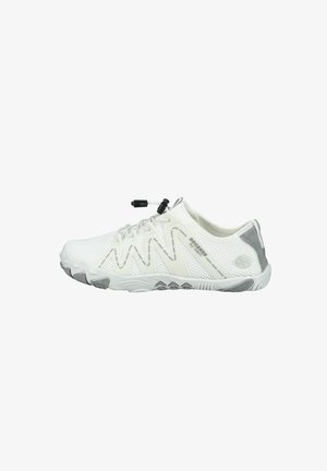 Chaussure de sport en maille blanche avec des accents gris, design courbé et système de laçage à tirage. Semelle texturée avec un motif d'adhérence.
