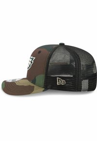 Lkw-Basecap mit einer camouflagemuster Vorderseite in Brauntönen und Grüntönen, schwarzes Netz hinten, mit einem gestickten Logo und einem verstellbaren Riemen.