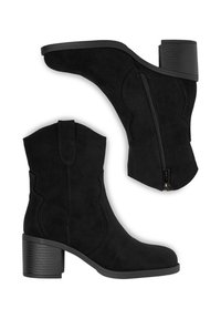 Černé semišové kotníkové boty se širokým podpatkem, bočním zipem a dekorativním prošíváním. Boty mají kulatou špičku a vzorovanou podrážku.