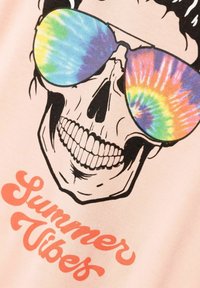 Grafik af et kranium, der bærer multifarvede tie-dye solbriller. Nedenfor teksten "Sommerstemning" i koralfarve, på en blød lyserød baggrund.
