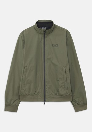 Zelena bomber jakna z lažno ovratnikom, zadrgo, elastičnimi manšetami, stranskimi žepi in majhnim črnim logotipom na prsih.