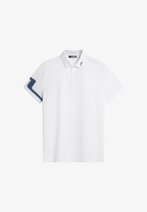 Witte polo shirt van zacht materiaal met een kraag, drie knopen en een marineblauwe accent op de linkermouw met een logo patroon.