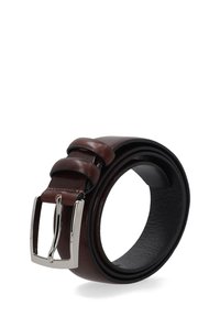 Brauner Leder-Gürtel mit einer silbernen Metallschnalle, doppelt gesichertem Design, glatter Oberfläche und einem klassischen, schlichten Erscheinungsbild.