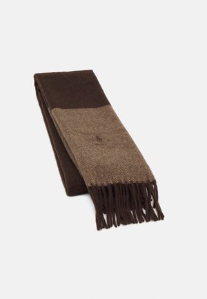 Bufanda de lana doblada en tonos marrón oscuro y claro con extremos con flecos, mostrada contra un fondo blanco liso.