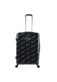 Maleta negra con acabado brillante que presenta un patrón de logotipos de DKNY en azul y blanco, mango retráctil, cuatro ruedas y forma rectangular.