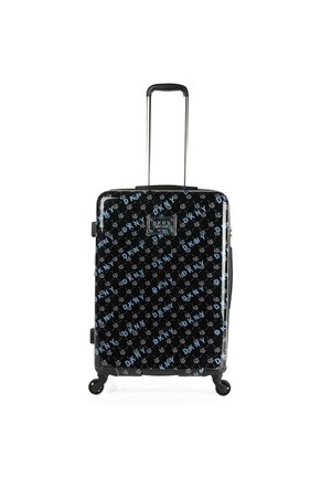 Maleta negra con acabado brillante que presenta un patrón de logotipos de DKNY en azul y blanco, mango retráctil, cuatro ruedas y forma rectangular.