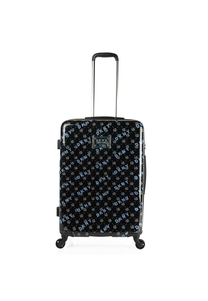 Maleta negra con acabado brillante que presenta un patrón de logotipos de DKNY en azul y blanco, mango retráctil, cuatro ruedas y forma rectangular.