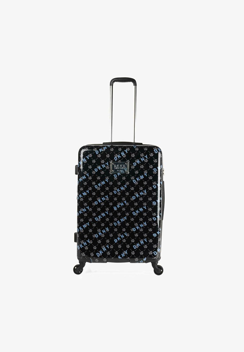 Maleta negra con acabado brillante que presenta un patrón de logotipos de DKNY en azul y blanco, mango retráctil, cuatro ruedas y forma rectangular.