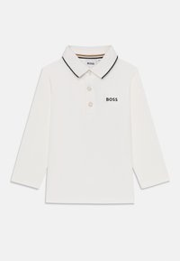 Bielo-rukávová polo košeľa z bavlny s čiernym lemovaním goliera, trojitou gombíkovou légou a vyšívaným logom "BOSS" na ľavej hrudi.