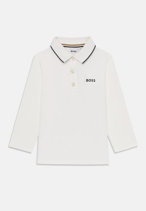 Polo à manches longues blanc en coton avec finition de col noire, patte de boutonnage à trois boutons et logo "BOSS" brodé sur la poitrine gauche.