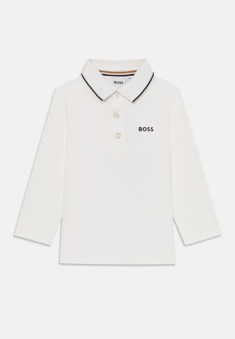 Ilga rankovė balta polo marškinėliai iš medvilnės su juodu apykaklės kraštu, trijų mygtukų užsegimas ir siuvinėtas „BOSS“ logotipas kairėje krūtinės pusėje.