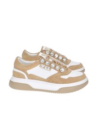 Sneakers in suede beige e pelle bianca con accenti di strass rotondi e suola in gomma a contrasto. Design con lacci e logo sul lato.
