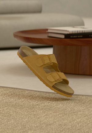 LEATHER UNISEX - Papucsszandálok - butter yellow