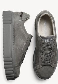 Baskets grises en daim avec une semelle en caoutchouc texturée, dotées d'un design à lacets et d'un col rembourré pour le confort.