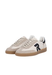Weiße und beige Sneaker aus Wildleder und Leder, mit Gummisohlen, runder Spitze und schwarzem Logo-Akzent an der Seite.