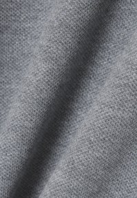 Grauer Strickstoff mit feiner Textur, der eine glatte, weiche Optik zeigt. Das Webmuster ist dicht und gleichmäßig, was die Haltbarkeit verbessert.