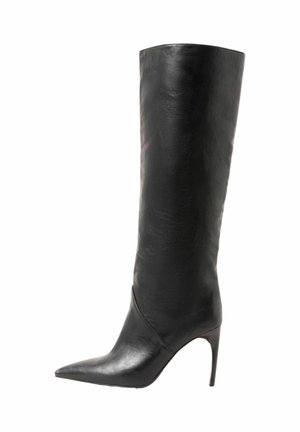 Schwarzer Lederstiefel bis zum Knie mit spitzem Fuß, schlankem Design und Stiletto-Absatz. Verfügt über eine glatte Textur und minimalistische Nahtdetails.