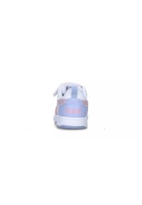 Sneaker bianco e azzurro chiaro con accenti rosa, dotata di colletto imbottito, linguetta sul retro e suola in gomma testurizzata. Brand visibile sul tallone.