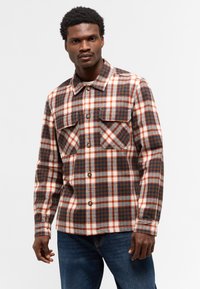 Kariertes Flanellhemd mit blau, orange und weißen Mustern, Knopfleiste vorne, zwei Brusttaschen und einem Kragen.