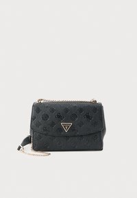 Borsa a spalla Guess in pelle nera con texture, motivo in rilievo, tracolla dorata e placca con logo triangolare sulla patta anteriore.