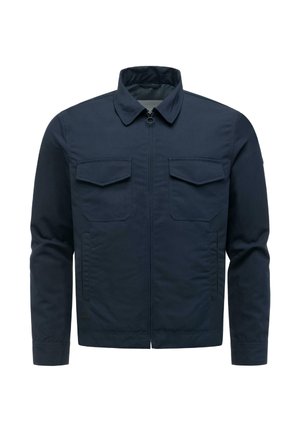 Granatowa kurtka na suwak z długimi rękawami, z kołnierzem w szpic, dwoma klapowymi kieszeniami na piersi i bocznymi kieszeniami na ręce, przedstawiona na jednolitym białym tle.