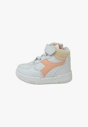 Sneaker alta bianca con accenti rosa, colletto beige testurizzato e cinturino in velcro. Suola in gomma con motivo rigato per una migliore aderenza.