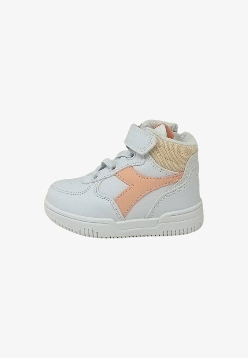 Sneaker alta bianca con accenti rosa, colletto beige testurizzato e cinturino in velcro. Suola in gomma con motivo rigato per una migliore aderenza.