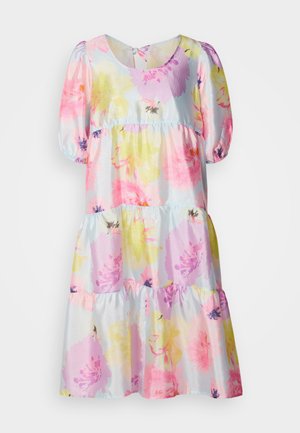 Abito floreale con fiori rosa pastello, gialli e viola su sfondo azzurro chiaro. Maniche a sbuffo con un design a gonna a più strati.