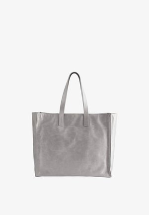 Duża szara torba typu tote ze skóry z dwoma długimi uchwytami, prostokątnym kształtem i gładką fakturą, przedstawiona na białym tle.