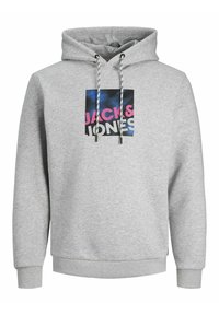 Sudadera gris con un gráfico frontal que presenta el texto "JACKS & JONES" en rosa y azul. Capucha con cordones y puntas estampadas. Material suave.
