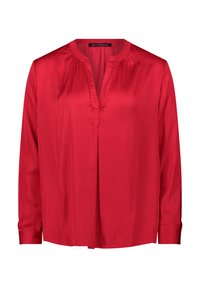 Blouse en soie rouge avec des manches longues, décolleté en V et plissés à l'avant. Texture lisse et coupe légèrement décontractée. Poignets boutonnés.