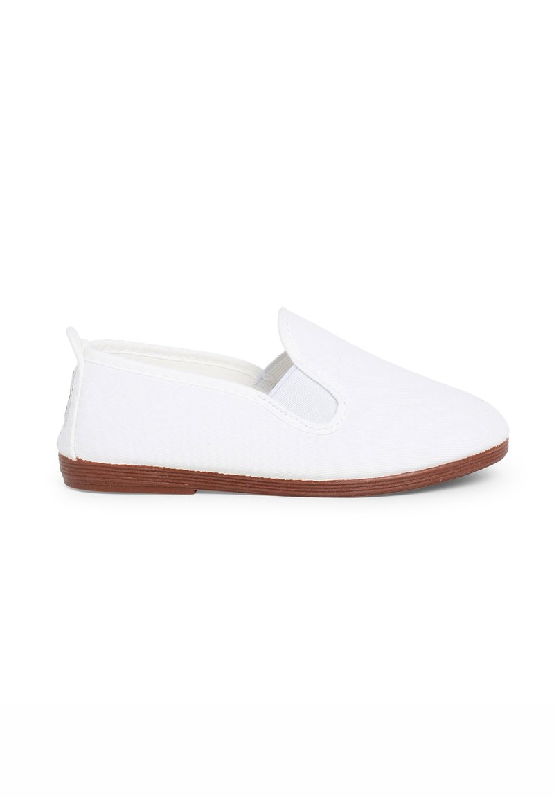 Witte stof slip-on schoen met elastische zijkanten, platte bruine rubberen zool en een gladde textuur. Klassiek minimalistisch ontwerp zonder versieringen.