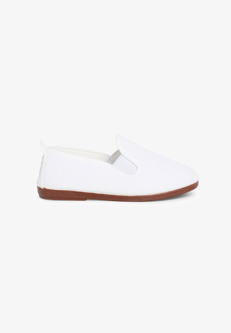 Witte stof slip-on schoen met elastische zijkanten, platte bruine rubberen zool en een gladde textuur. Klassiek minimalistisch ontwerp zonder versieringen.