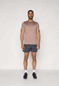 New Balance ESSENTIALS - T-shirt till träning - earth shadow