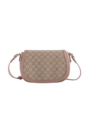 Bolso beige con un patrón texturizado, ribete de cuero rosa y correa ajustable. Presenta una forma curva y acentos en dorado.