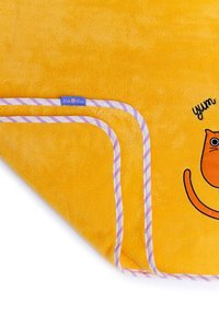 Gelbe Fleece-Decke mit einem gedruckten Design von einer orangefarbenen Katze. Die Ränder haben eine gestreifte lila und weiße Bordüre. Weicher Stoff, quadratische Form.