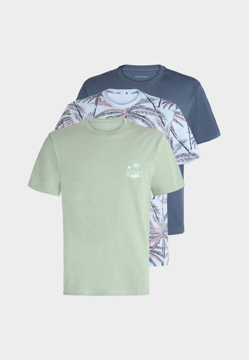 Τρία διπλωμένα T-shirts με κοντά μανίκια και στρογγυλή λαιμόκοψη σε πράσινο με μικρό λογότυπο φοίνικα, λευκό με σχέδιο φοίνικα και μονόχρωμο σκούρο μπλε.