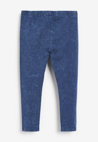 Mėlynos, elastingos medvilninės leggins su elastine juosta. Ypatumai: tekstūruotas paviršius ir liekna, siaurėjanti kojų forma. Nėra matomų detalių ar raštų.