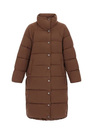Abrigo de plumón marrón con cuello alto, patrón acolchado horizontal, cierre delantero de botones y dobladillo ligeramente ceñido.