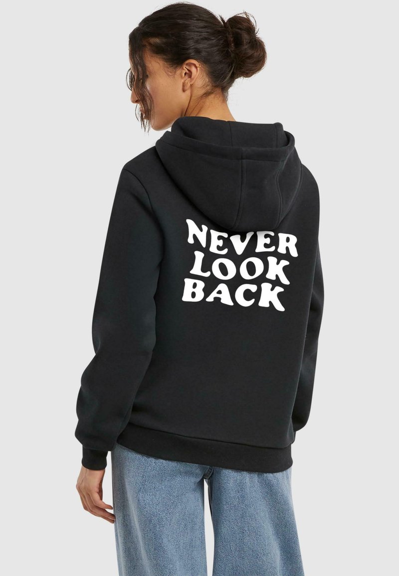 Čierna mikina s kapucňou a veľkým bielym grafickým textom "NEVER LOOK BACK" na chrbte. Obsahuje kapucňu na šnúrku a rebrované manžety.