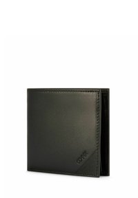 Czarny portfel ze skóry, z dwukrotnym składaniem, gładka tekstura, zaokrąglone rogi, ukośny akcent z detalem logo, odpowiedni do przechowywania kart i gotówki.