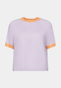 Sweter wełniany z krótkim rękawem w jasnej lawendzie z kontrastowym pomarańczowym ściągaczem w kołnierzu i na mankietach, charakteryzujący się luźnym krojem i gładką fakturą.