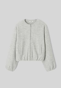 Veste grise zippée en tissu doux et texturé ; elle présente un col rond, des manches longues et un ourlet élastique avec deux poches latérales.